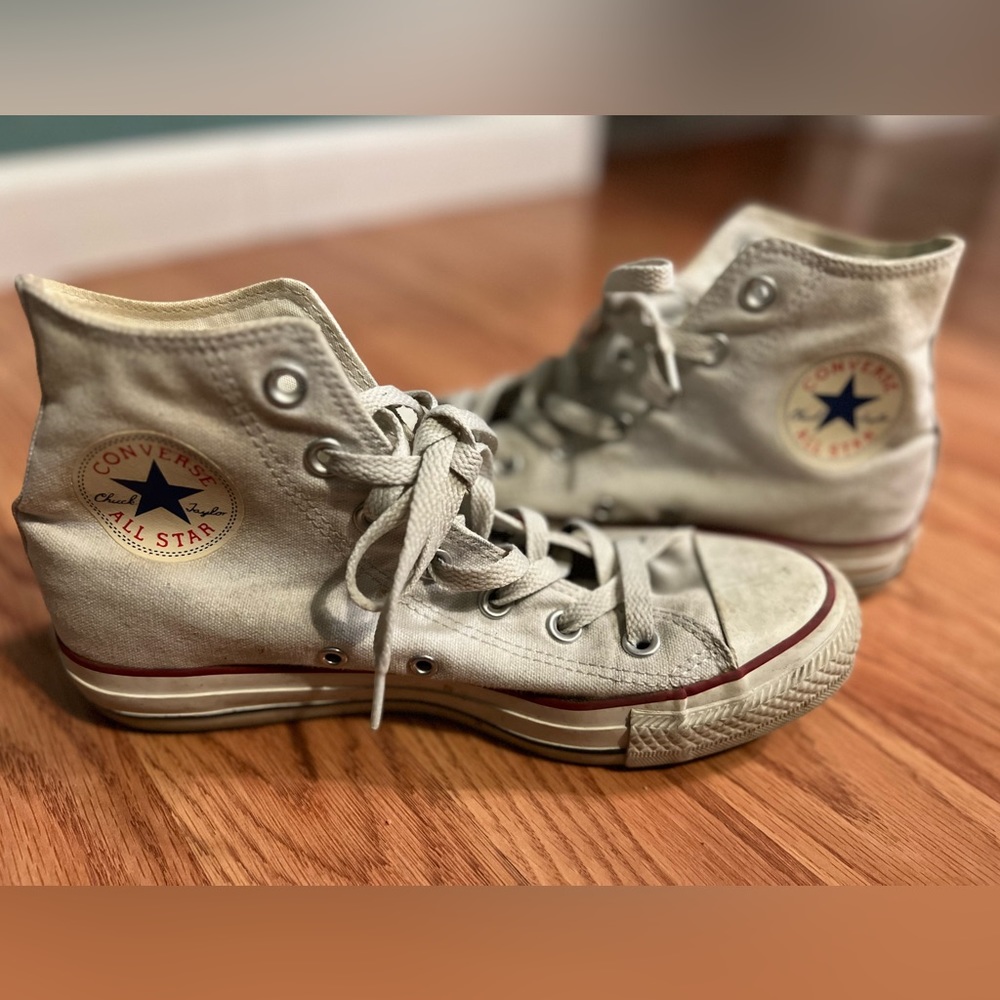 Converse Chuck Taylor All Star original in white. Size 8 US women’s, 6 men, 39UK